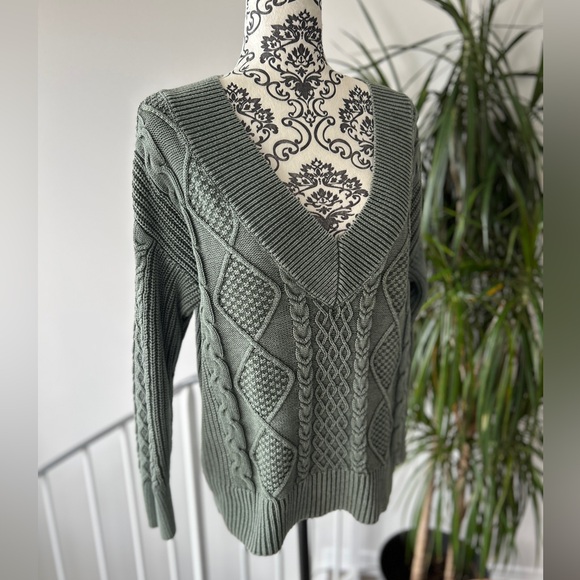 Aerie green cable knit sweater - Picture 2 of 15
